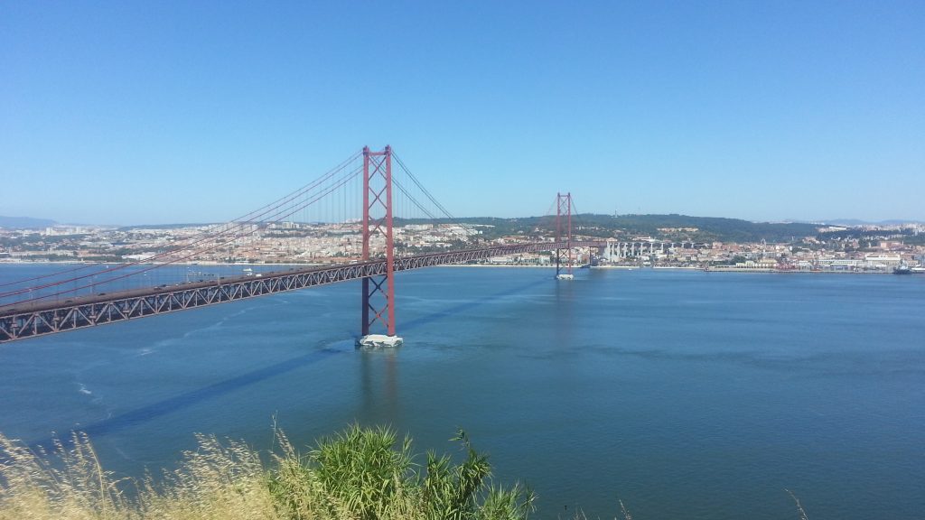 Die Ponte 25 de Abril ist ein Symbol Lissabons. Sie verbindet Lissabon mit Almada. Ihre Fertigstellung war 1966. Ursprünglich hieß sie Ponte Salazar. 1974 wurde sie umbenannt.