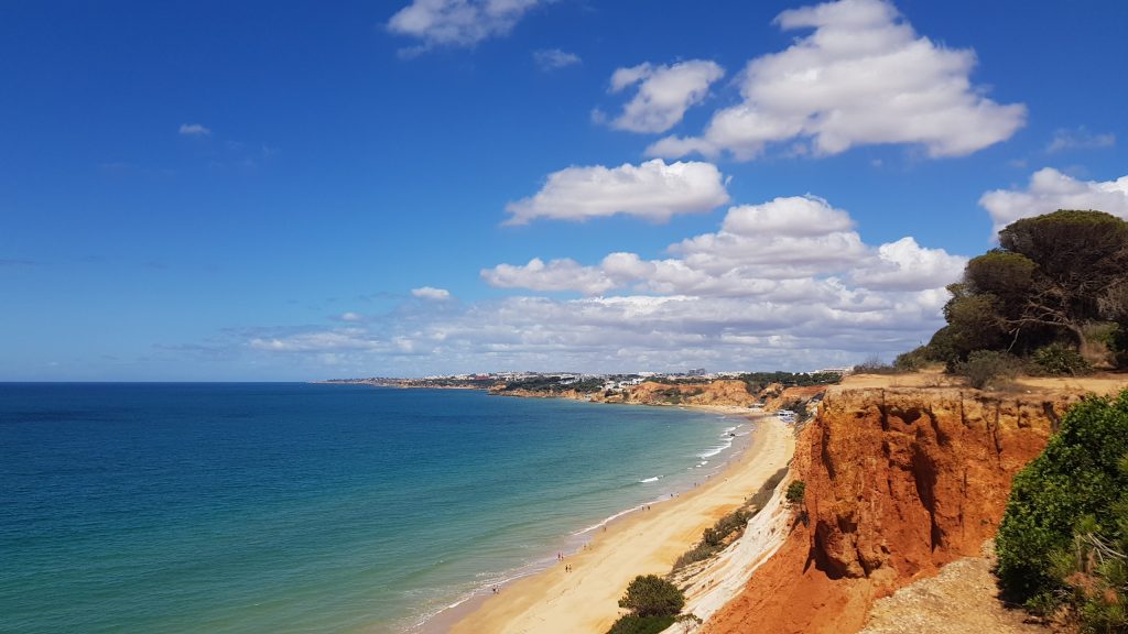Albufeira, an der südlichen Algarve, besticht durch malerische Strände. Sanfte Buchten und goldener Sand charakterisieren die Küstenlinie. Die Klippen und Höhlen der Umgebung bieten spektakuläre Ausblicke.