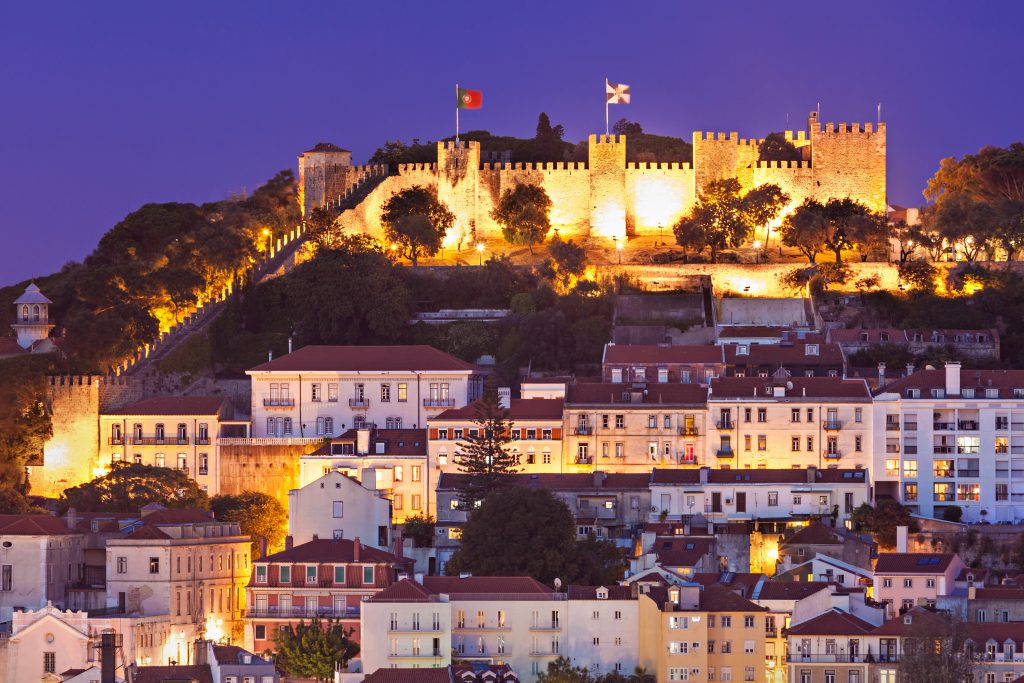 Das Castelo de São Jorge thront majestätisch über Lissabons Altstadt. Es zieht jährlich Tausende Besucher an.