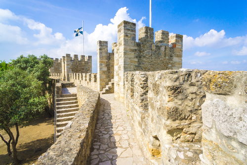 Das Castelo de São Jorge thront majestätisch über Lissabons Altstadt. Es zieht jährlich Tausende Besucher an.